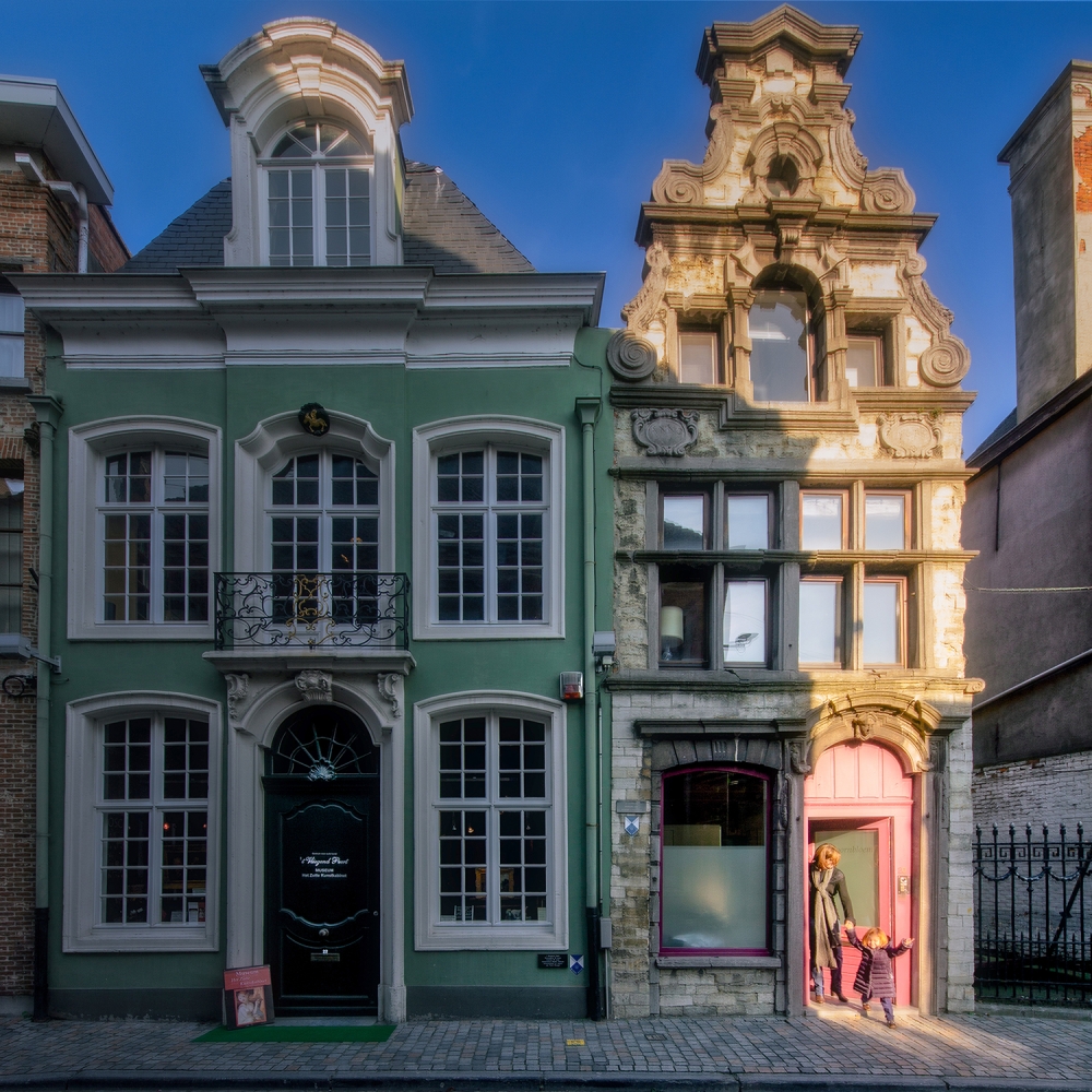 Bijzonder licht op een opengaande deur in Mechelen, België, waardoor een magisch-realistische sfeer ontstaat.