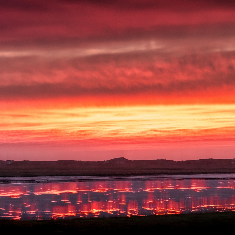 Het Zwin lijkt wel van lava tijdens een zonsondergang in Zeeland.