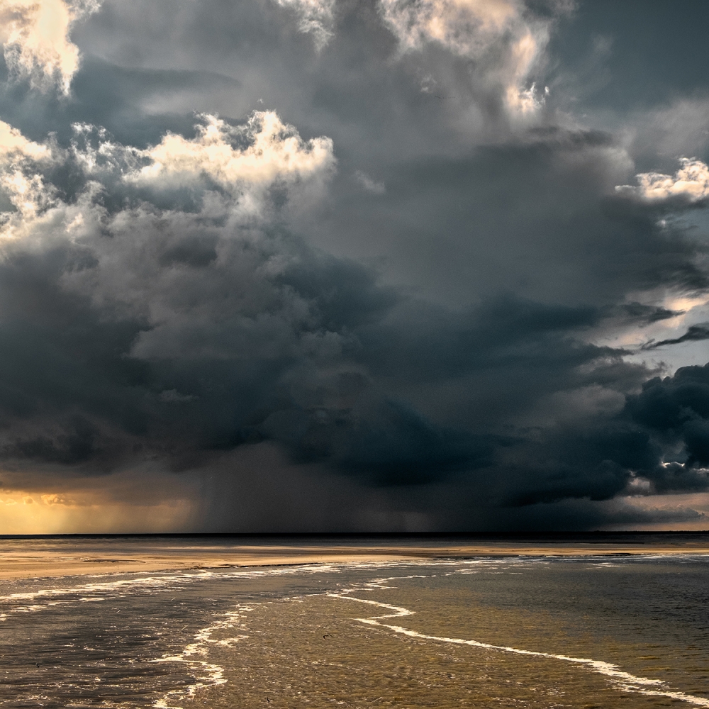 Een stevige bui op het Wad in de buurt van Holwerd, Friesland.