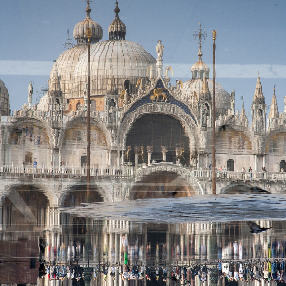 Een bijzondere weerspiegeling van de San Marco, Venetië, Italië.