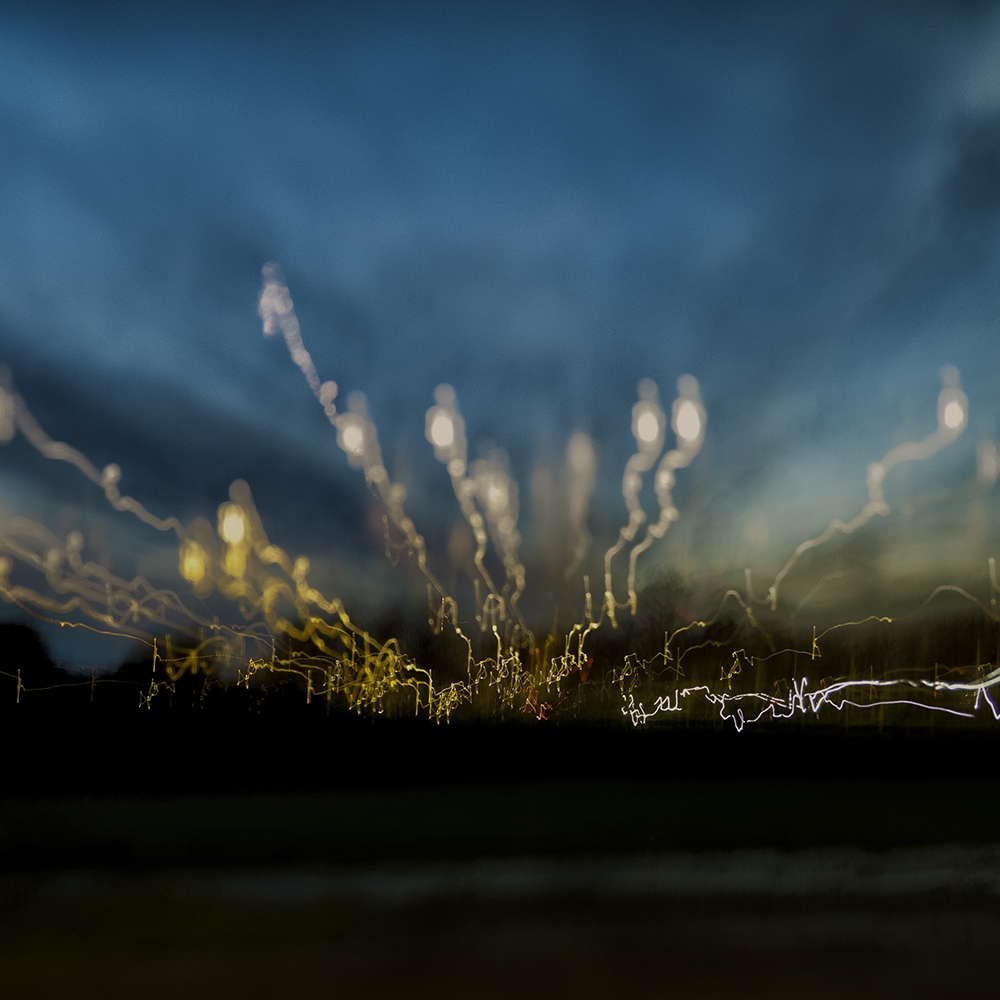 Een semi-abstract nachtbeeld van de polder bij Moordrecht, Zuid-Holland.