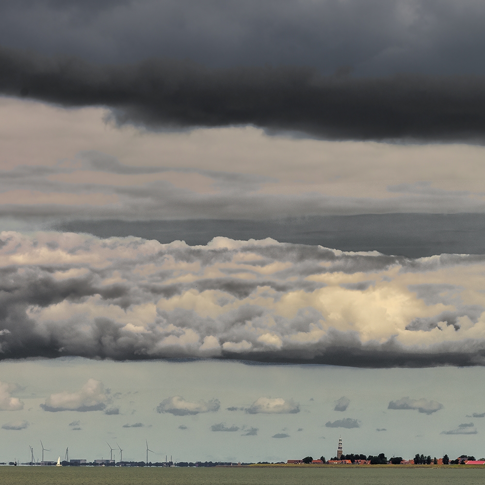 Een bijzondere lucht boven Hindelopen, Friesland.