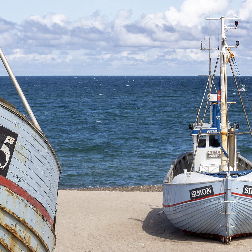 Vissersscheepjes op het strand van Hanstholm, Jutland, Denemarken.