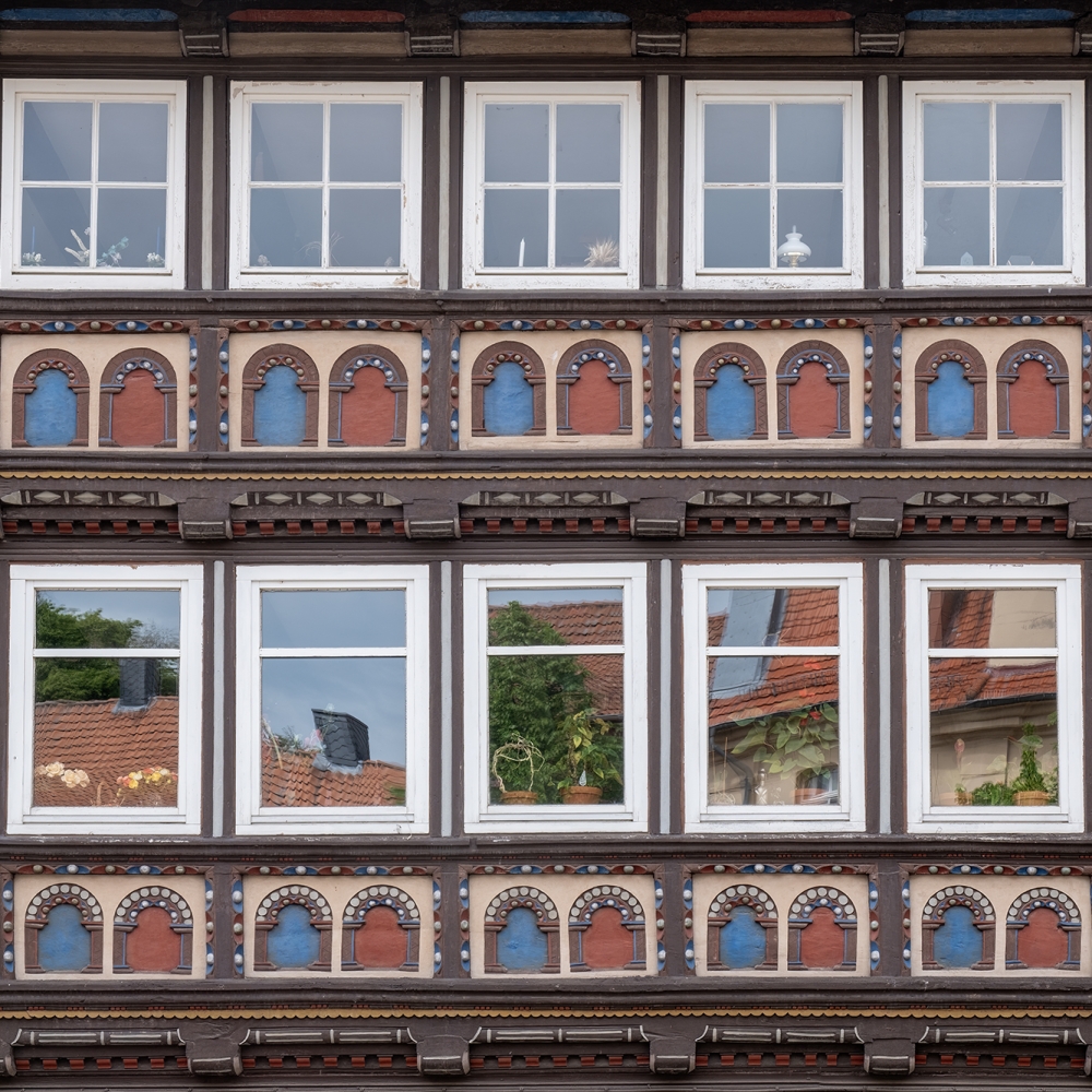 Magisch-realistische weerspiegelingen in de ramen van een historisch pand in Duderstadt.